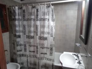y baño con cortina de ducha y lavamanos. en DUPLEX BARRIO CONSTITUCIÓN A 6 CUADRAS DE LA PLAYA en Mar del Plata