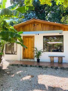 una casa con una puerta de madera delante de ella en Beautiful 2-bedroom home OR Studio Apartment OPTION in Santa Cruz, en Santa Cruz