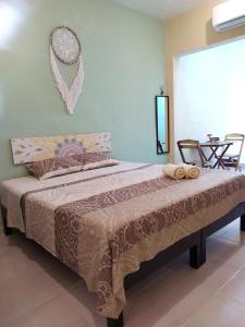 una camera da letto con un grande letto con decorazioni a cuore sul muro di Casa Candelita a Valladolid