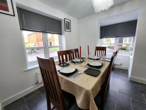 Veitingastaður eða matsölustaður á Spacious 3-bed Luxury Maidstone Kent Home - Wi-Fi & Parking