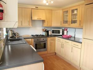 A kitchen or kitchenette at The House On The Green