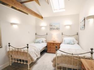 Wainfleet All SaintsにあるBeacon Cottage - E5463の白い壁のベッドルーム1室(ベッド2台付)