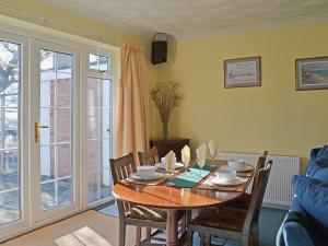 a dining room with a wooden table and chairs at Dinsel in Upton