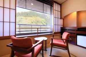 a waiting room with two chairs and a large window at Bankokuya in Tsuruoka