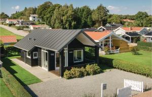 una vista aérea de una casa con techo negro en 2 Bedroom Nice Home In Bjert, en Binderup Strand