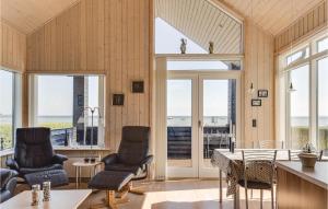ein Wohnzimmer mit 2 Stühlen und einem Tisch in der Unterkunft 2 Bedroom Nice Home In Bjert in Binderup Strand