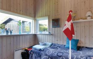 Habitación con mesa en habitación con ventana en 2 Bedroom Nice Home In Bjert, en Binderup Strand