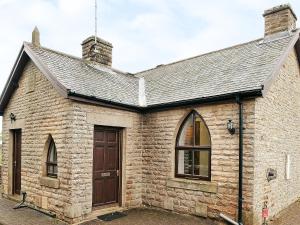 an old brick building with a wooden door at The Old Chapel in Hury