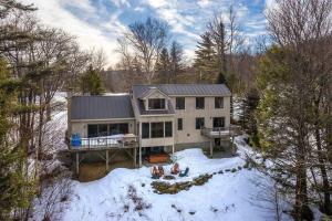 una vista aérea de una casa en la nieve en 4BR / 3BA Smart Home w/ Hot Tub, Mountain View Ski, en Stratton Valley