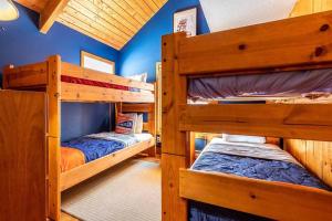 Poschodová posteľ alebo postele v izbe v ubytovaní 4BR / 3BA Smart Home w/ Hot Tub, Mountain View Ski