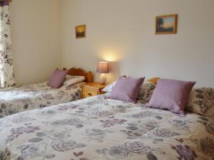 Un pat sau paturi într-o cameră la Picturesk