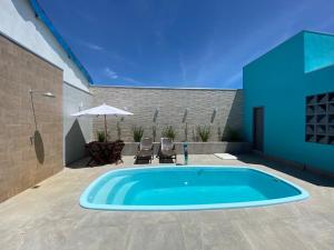 בריכת השחייה שנמצאת ב-Casa com piscina e um quarto com ar split pé na areia a 50 metros da praia או באזור