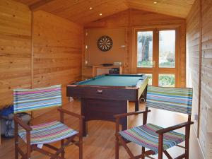 a room with a pool table and two chairs at Loreto in Freshwater