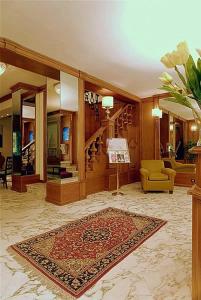 uma sala de estar com um tapete no chão em Hotel San Pietro em Roma