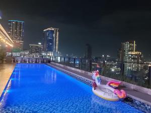 Kolam renang di atau dekat dengan Surabaya River View Hotel