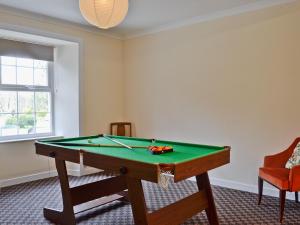 艦隊小屋的住宿－Park Cottage，客房设有台球桌和窗户。