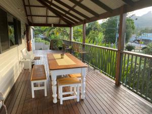 - une terrasse couverte avec une table et des chaises dans l'établissement Chesson Lodge, à Uki