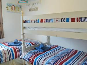 Poschodová posteľ alebo postele v izbe v ubytovaní Jasmine View