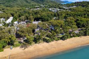 棕榈湾Alassio Absolute Beachfront Suite 201 Palm Cove的海滩上房屋的空中景致