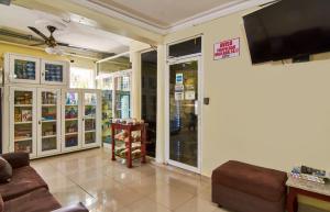Μια τηλεόραση ή/και κέντρο ψυχαγωγίας στο 1 Bedroom Apartment Balcony in Corales del Sur