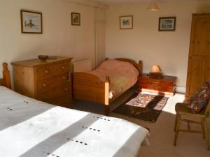 um quarto com 2 camas, uma cómoda e uma gaveta em Seafarers em Lessingham