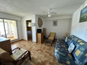 ポール・ヴァンドルにあるAppartement Port-Vendres, 2 pièces, 4 personnes - FR-1-309-10のリビングルーム(ソファ、椅子付)