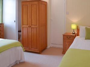 Saint CleerにあるGibson Apt- Cv11のベッドルーム1室(ベッド1台付)、木製キャビネットが備わります。