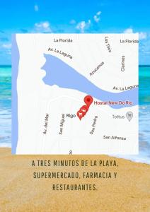 un mapa en la playa con un marcador rojo en Hostal New Do Rio, en Maitencillo