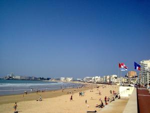 レ・サ​​ーブル・ドロンヌにあるMaison Les Sables-d'Olonne, 3 pièces, 5 personnes - FR-1-92-657の海浜の人々