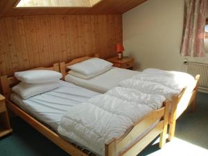 Appartement Châtel, 4 pièces, 8 personnes - FR-1-200-244にあるベッド
