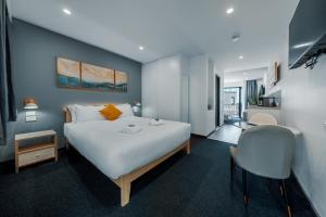 ein Hotelzimmer mit einem Bett und einem Stuhl in der Unterkunft Mollymook Shores in Mollymook