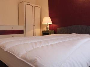 - une chambre dotée d'un lit blanc avec une lampe et un miroir dans l'établissement Appartement La Rochelle, 2 pièces, 4 personnes - FR-1-246-301, à La Rochelle
