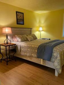 a bedroom with a bed and a table with a lamp at Livable B in kirkland in Kirkland