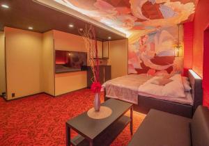 姫路市にあるホテルかぐやのベッドルーム1室(ベッド1台付)が備わります。壁には絵画が飾られています。