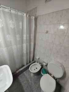 un baño con inodoro y lavabo en Alojamiento Turistico Mainque, en Las Grutas