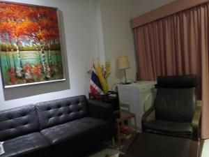 salon z kanapą i krzesłem w obiekcie Viewtalay condo 5 D w Pattaya South