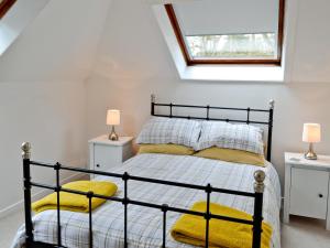Ένα ή περισσότερα κρεβάτια σε δωμάτιο στο Coachmans Cottage