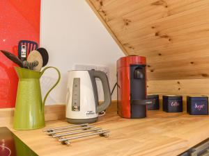 a counter with a coffee maker and a coffeemaker at Dairy Barn - Uk37424 in Langtree