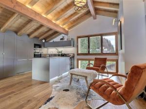 eine Küche mit Holzdecken sowie einem Tisch und Stühlen in der Unterkunft Appartement Morzine, 4 pièces, 6 personnes - FR-1-627-70 in Morzine