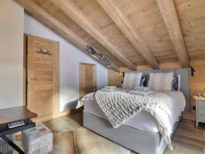 Schlafzimmer mit einem Bett und Holzdecken in der Unterkunft Appartement Morzine, 4 pièces, 6 personnes - FR-1-627-70 in Morzine