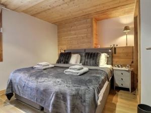 ein Schlafzimmer mit einem Bett mit Handtüchern darauf in der Unterkunft Appartement Morzine, 4 pièces, 6 personnes - FR-1-627-70 in Morzine