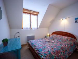 サン・ラリー・スランにあるAppartement Saint-Lary-Soulan, 1 pièce, 6 personnes - FR-1-296-454のベッドルーム1室(ベッド1台、テーブル、窓付)
