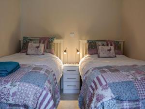 two beds sitting next to each other in a bedroom at The Retreat in Nether Wasdale
