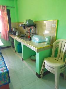 una cucina con bancone, sedia e tavolo di CJ Transient house a Baguio