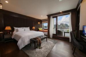 - une chambre avec un grand lit et une grande fenêtre dans l'établissement Mon Chéri Cruises, à Hạ Long