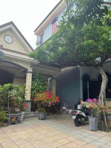 una motocicleta estacionada frente a una casa con flores en Hotel Minh Vy, en Long Hai