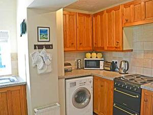 cocina con lavadora y lavadora en Wherry Cottage, en Wells-next-the-Sea