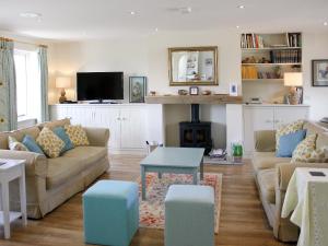 a living room with two couches and a tv at The Owl House in Bishops Waltham