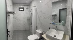 uma casa de banho com um lavatório, um chuveiro e um WC. em Thanh Mai House Phú Quốc em Phu Quoc