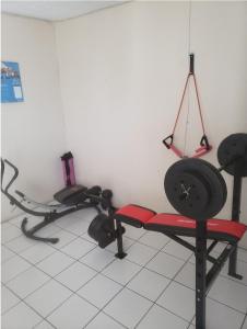 ein Zimmer mit zwei Laufbändern und einem Fitnessraum in der Unterkunft Pearl of the City in Kingston